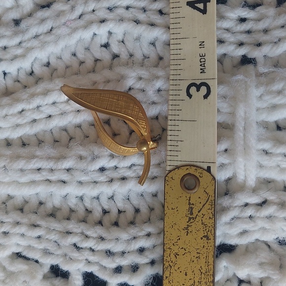 Vintage MCM gold tone leaf brooch - Picture 4 of 5